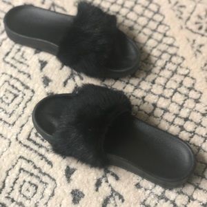 UGG slipper black size 6